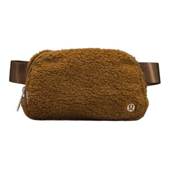 LULU🍋 Everywhere Fleece Belt Bag in Burnt Camel - Picture 3 of 5